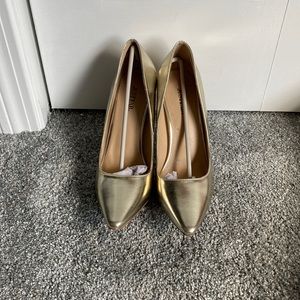Gold pumps